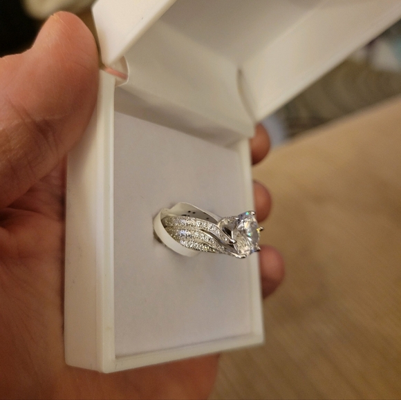 925 Sterling Silver and CZ Ring Size 4.5 - Picture 3 of 4